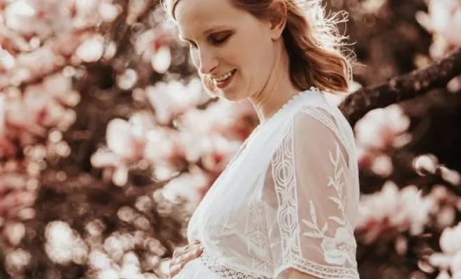 Séance photo grossesse fleurie à Besançon avec une photographe professionnelle, Besançon, TAILS PHOTOGRAPHIE