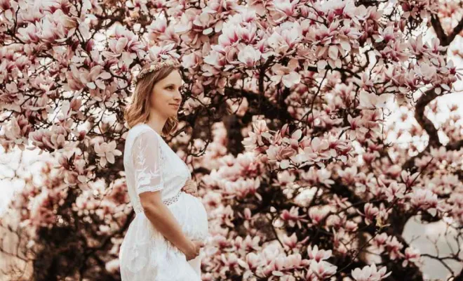 Séance photo grossesse fleurie à Besançon avec une photographe professionnelle, Besançon, TAILS PHOTOGRAPHIE