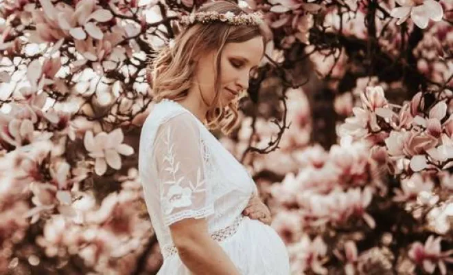 Séance photo grossesse fleurie à Besançon avec une photographe professionnelle, Besançon, TAILS PHOTOGRAPHIE