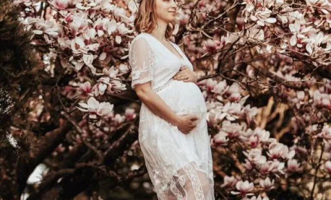 Séance photo grossesse fleurie à Besançon avec une photographe professionnelle, Besançon, TAILS PHOTOGRAPHIE