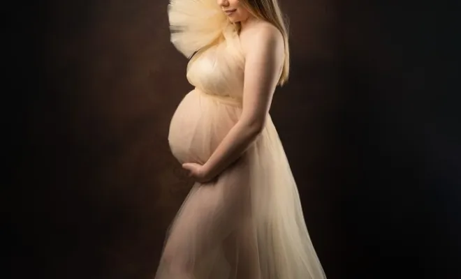 Photographe professionnelle séance photo grossesse avec prêt de robes et accessoires en studio à Besançon, Besançon, TAILS PHOTOGRAPHIE