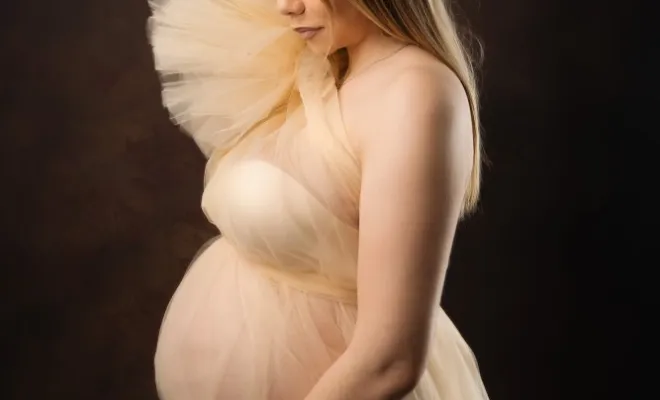 Photographe professionnelle séance photo grossesse avec prêt de robes et accessoires en studio à Besançon, Besançon, TAILS PHOTOGRAPHIE