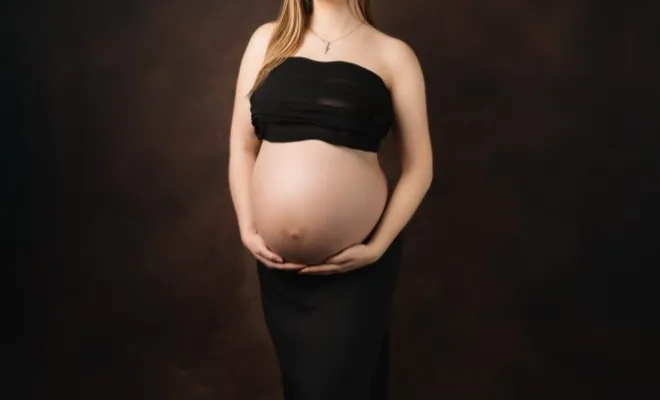 Photographe professionnelle séance photo grossesse avec prêt de robes et accessoires en studio à Besançon, Besançon, TAILS PHOTOGRAPHIE