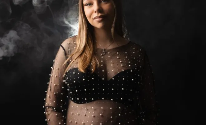 Photographe professionnelle séance photo grossesse avec prêt de robes et accessoires en studio à Besançon, Besançon, TAILS PHOTOGRAPHIE