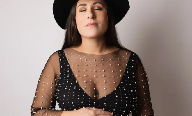 Séance photo grossesse avec prêt de tenues en studio en Franche-Comté, Besançon, TAILS PHOTOGRAPHIE