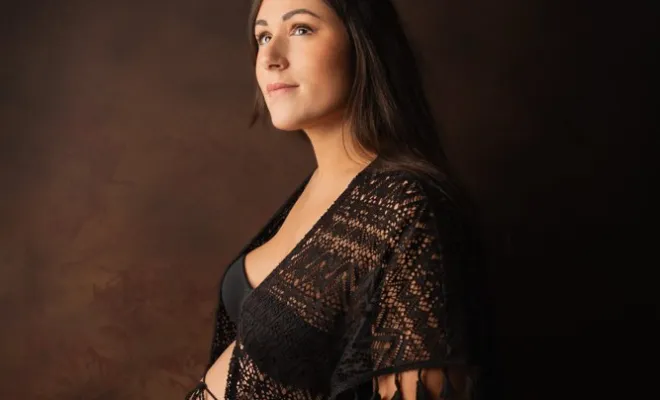 Séance photo grossesse avec prêt de tenues en studio en Franche-Comté, Besançon, TAILS PHOTOGRAPHIE