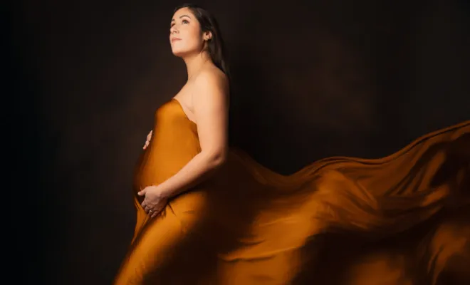 Séance photo grossesse avec prêt de tenues en studio en Franche-Comté, Besançon, TAILS PHOTOGRAPHIE