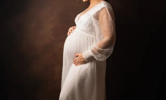 Séance photo grossesse avec prêt de tenues en studio en Franche-Comté, Besançon, TAILS PHOTOGRAPHIE