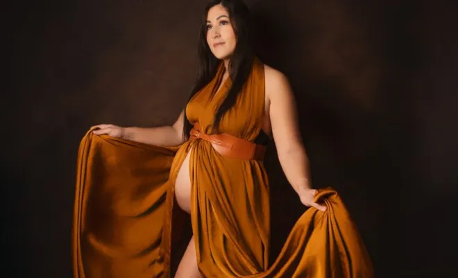 Séance photo grossesse avec prêt de tenues en studio en Franche-Comté, Besançon, TAILS PHOTOGRAPHIE