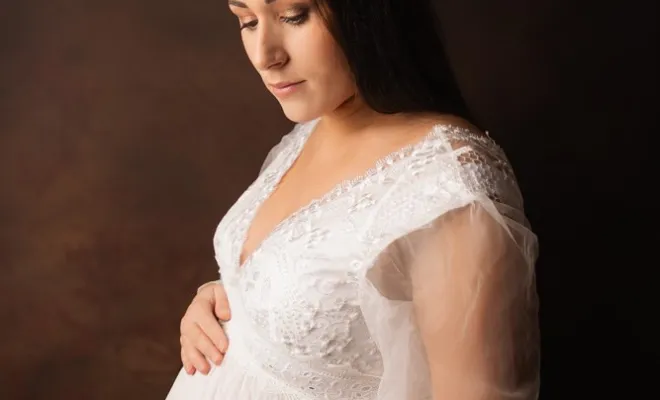 Séance photo grossesse avec prêt de tenues en studio en Franche-Comté, Besançon, TAILS PHOTOGRAPHIE