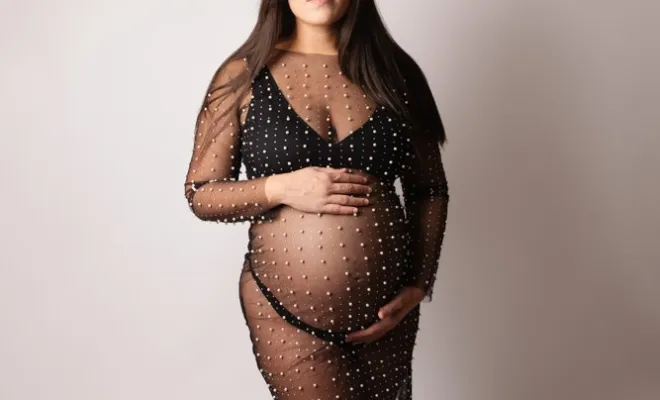 Séance photo grossesse avec prêt de tenues en studio en Franche-Comté, Besançon, TAILS PHOTOGRAPHIE