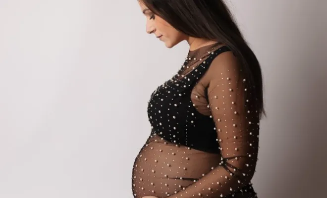 Séance photo grossesse avec prêt de tenues en studio en Franche-Comté, Besançon, TAILS PHOTOGRAPHIE