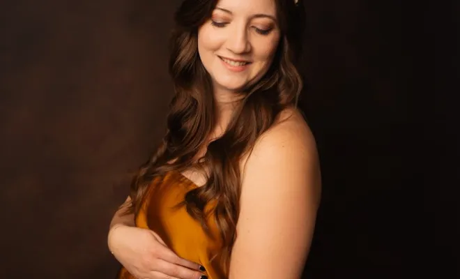 Photographe professionnelle séance photo grossesse en studio avec mise en beauté à Besançon, Besançon, TAILS PHOTOGRAPHIE