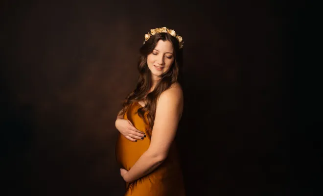 Photographe professionnelle séance photo grossesse en studio avec mise en beauté à Besançon, Besançon, TAILS PHOTOGRAPHIE