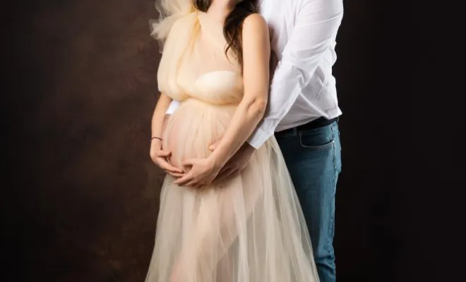 Photographe professionnelle  séance photo grossesse en studio avec mise en beauté coiffure et maquillage à Besançon, Besançon, TAILS PHOTOGRAPHIE