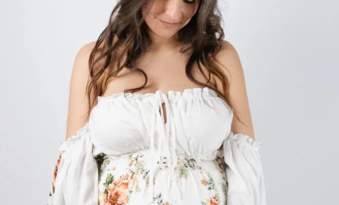 Photographe professionnelle  séance photo grossesse en studio avec mise en beauté coiffure et maquillage à Besançon, Besançon, TAILS PHOTOGRAPHIE