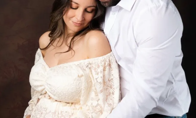 Photographe professionnelle  séance photo grossesse en studio avec mise en beauté coiffure et maquillage à Besançon, Besançon, TAILS PHOTOGRAPHIE