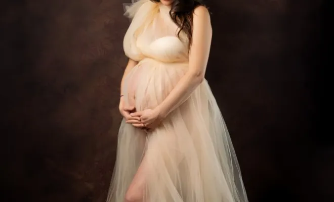 Photographe professionnelle  séance photo grossesse en studio avec mise en beauté coiffure et maquillage à Besançon, Besançon, TAILS PHOTOGRAPHIE