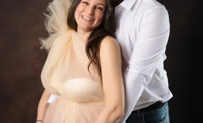 Photographe professionnelle  séance photo grossesse en studio avec mise en beauté coiffure et maquillage à Besançon, Besançon, TAILS PHOTOGRAPHIE