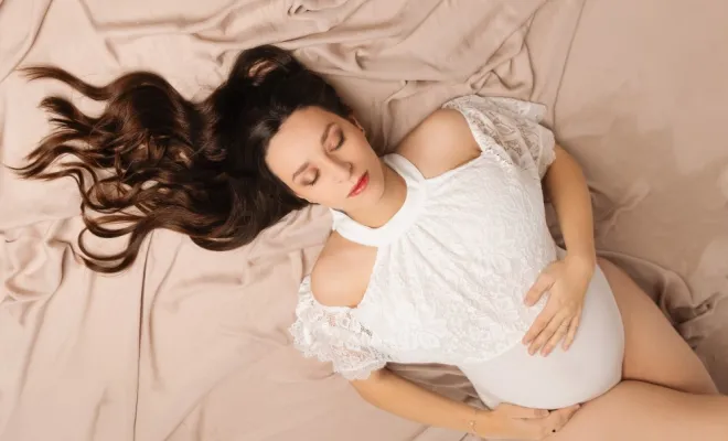 Photographe professionnelle séance photo maternité avec prêt de tenues et accessoires en studio à Besançon, Besançon, TAILS PHOTOGRAPHIE