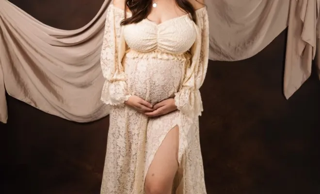 Photographe professionnelle shooting photo grossesse en studio avec mise en beauté coiffure et maquillage à Besançon, Besançon, TAILS PHOTOGRAPHIE