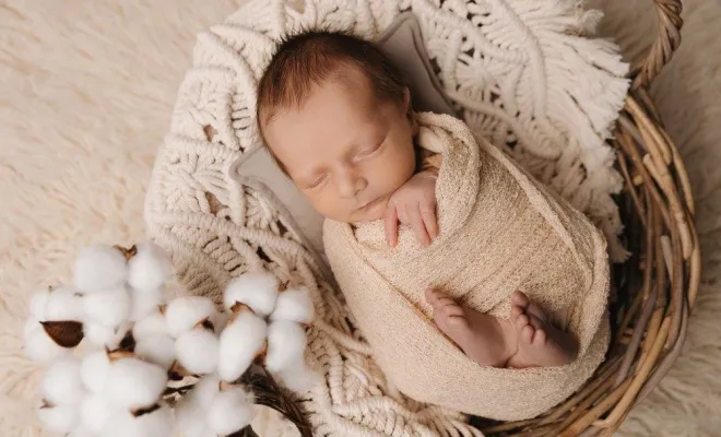 Photographe professionnelle séance photo naissance avec accessoires à Besançon, Besançon, TAILS PHOTOGRAPHIE