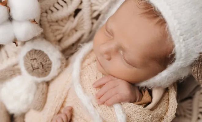 Photographe professionnelle séance photo naissance avec accessoires à Besançon, Besançon, TAILS PHOTOGRAPHIE