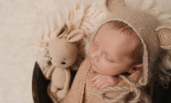 Photographe professionnelle séance photo naissance avec accessoires à Besançon, Besançon, TAILS PHOTOGRAPHIE