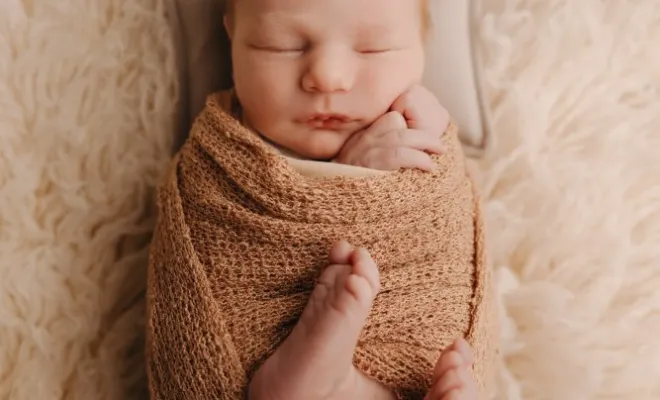 Photographe professionnelle séance photo naissance avec emmaillotage en studio à Besançon, Besançon, TAILS PHOTOGRAPHIE
