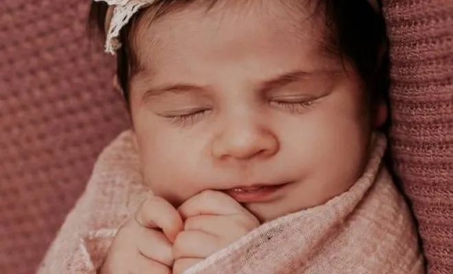 Séance photo naissance en studio à Besançon avec une photographe professionnelle, Besançon, TAILS PHOTOGRAPHIE