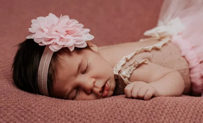 Séance photo naissance en studio à Besançon avec une photographe professionnelle, Besançon, TAILS PHOTOGRAPHIE