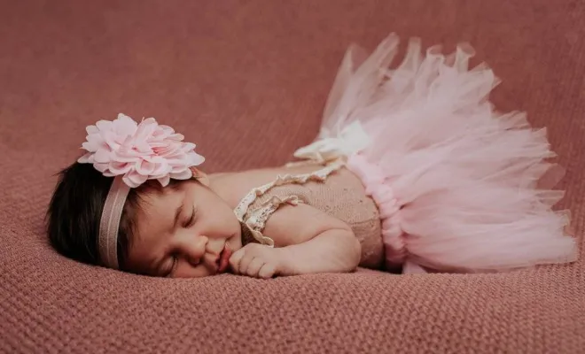 Séance photo naissance en studio à Besançon avec une photographe professionnelle, Besançon, TAILS PHOTOGRAPHIE