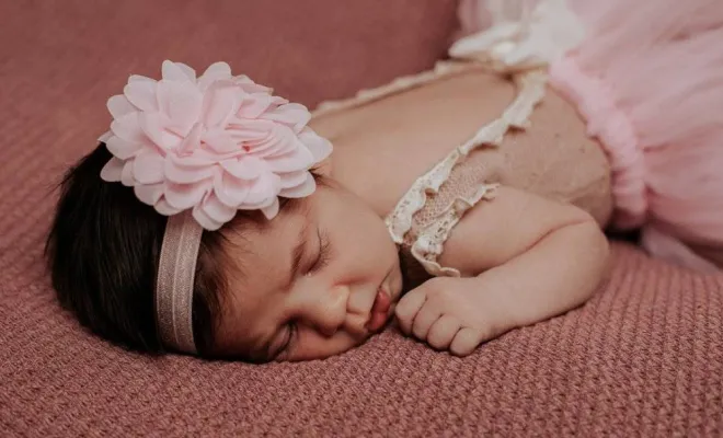 Séance photo naissance en studio à Besançon avec une photographe professionnelle, Besançon, TAILS PHOTOGRAPHIE