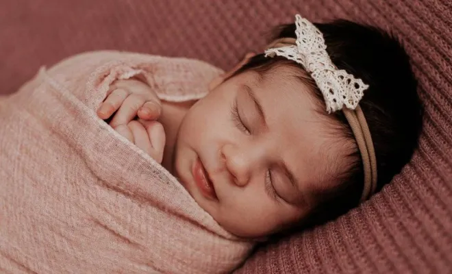 Séance photo naissance en studio à Besançon avec une photographe professionnelle, Besançon, TAILS PHOTOGRAPHIE