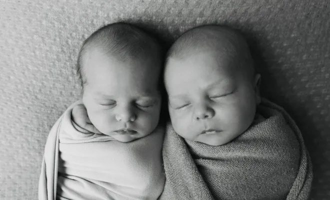 Photographe professionnelle séance photo naissance de jumeaux à Besançon, Besançon, TAILS PHOTOGRAPHIE