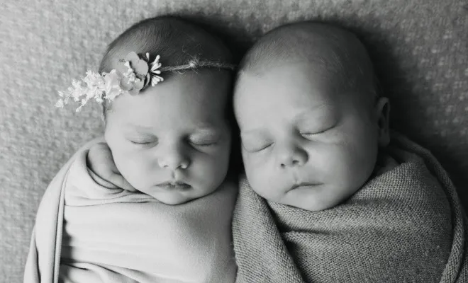 Photographe professionnelle séance photo naissance de jumeaux à Besançon, Besançon, TAILS PHOTOGRAPHIE