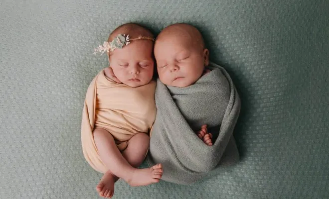 Photographe professionnelle séance photo naissance de jumeaux à Besançon, Besançon, TAILS PHOTOGRAPHIE