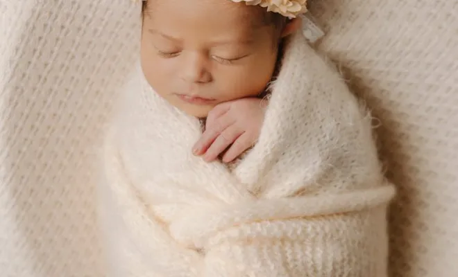 Photographe professionnelle séance photo naissance en studio en Franche-Comté, Besançon, TAILS PHOTOGRAPHIE