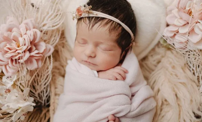 Photographe professionnelle séance photo naissance en studio en Franche-Comté, Besançon, TAILS PHOTOGRAPHIE