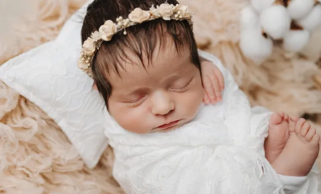 Photographe professionnelle séance photo naissance en studio en Franche-Comté, Besançon, TAILS PHOTOGRAPHIE