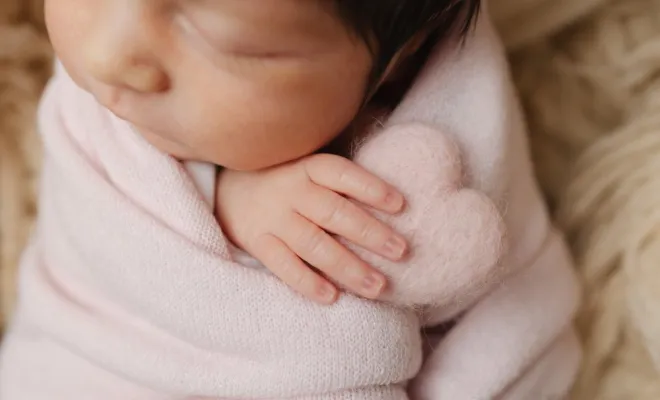 Photographe professionnelle séance photo naissance en studio en Franche-Comté, Besançon, TAILS PHOTOGRAPHIE