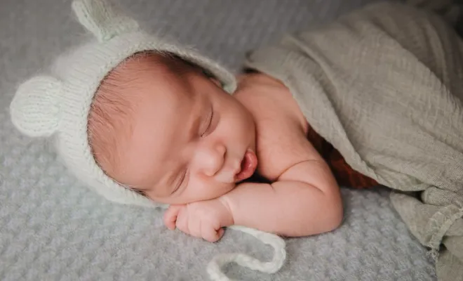 Photographe professionnelle séance photo naissance en studio à Besançon, Besançon, TAILS PHOTOGRAPHIE