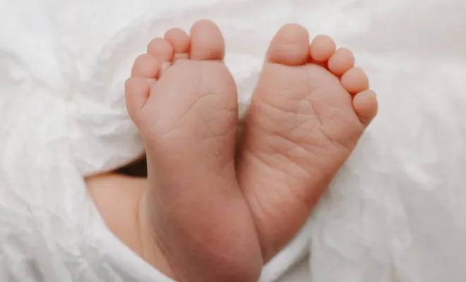 Photographe professionnelle séance photo naissance en studio en Franche-Comté, Besançon, TAILS PHOTOGRAPHIE