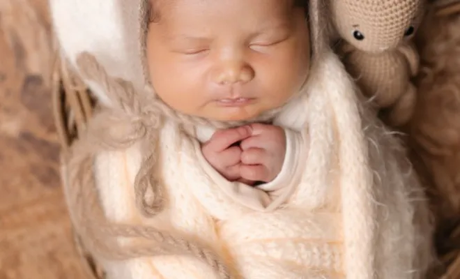 Photographe professionnelle séance photo nouveau né avec emmaillotage et décors en studio à Besançon, Besançon, TAILS PHOTOGRAPHIE