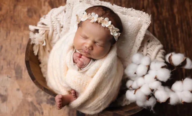 Photographe professionnelle séance photo nouveau né avec emmaillotage et décors en studio à Besançon, Besançon, TAILS PHOTOGRAPHIE