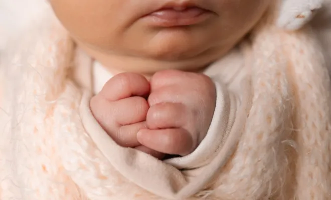 Photographe professionnelle séance photo nouveau né avec emmaillotage et décors en studio à Besançon, Besançon, TAILS PHOTOGRAPHIE