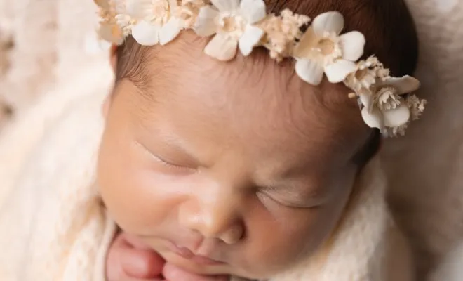 Photographe professionnelle séance photo nouveau né avec emmaillotage et décors en studio à Besançon, Besançon, TAILS PHOTOGRAPHIE