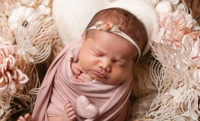 Photographe professionnelle séance photo nouveau né avec emmaillotage et décors en studio à Besançon, Besançon, TAILS PHOTOGRAPHIE