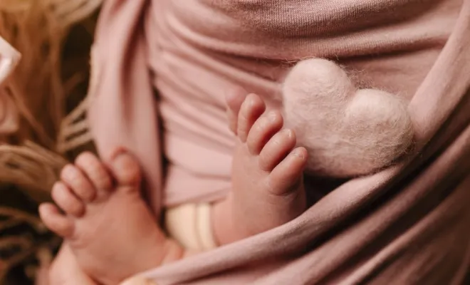 Photographe professionnelle séance photo nouveau né avec emmaillotage et décors en studio à Besançon, Besançon, TAILS PHOTOGRAPHIE