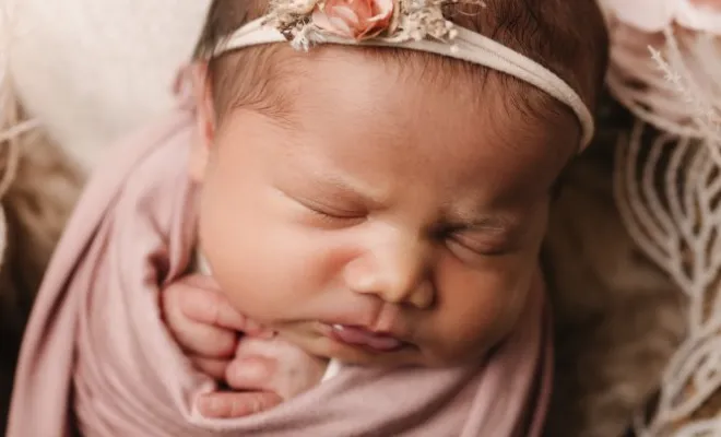 Photographe professionnelle séance photo nouveau né avec emmaillotage et décors en studio à Besançon, Besançon, TAILS PHOTOGRAPHIE